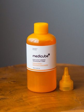 Отшелушивающий тонер с кислотами для ровного тона и сияния Medicube Kojic Acid Turmeric Resurfacing Toner 250 мл